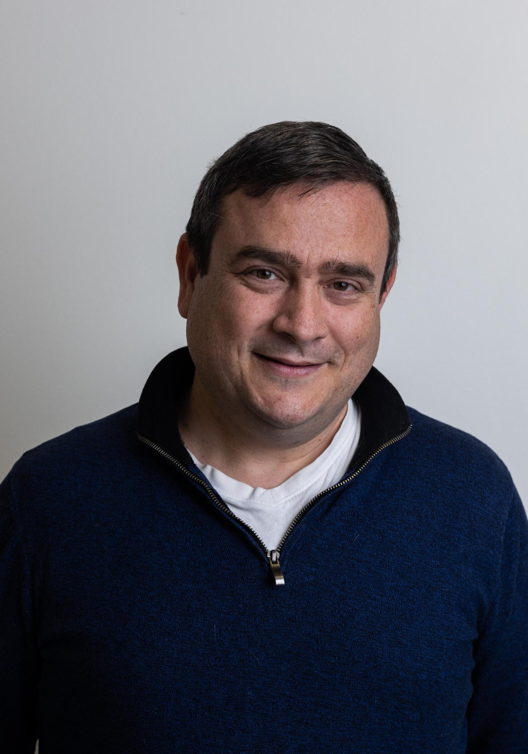 Porträtt av George Karanis, specialistläkare och grundare av Eye Clinic Motala.